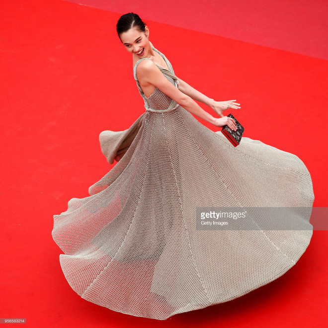 Màn đi thảm đỏ hài nhất Cannes 2018: Tình cũ G-Dragon chiếm hẳn 9 phút để...xoay tròn